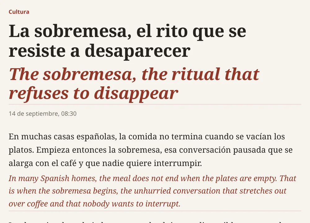 A Spanish news article read in the bilingual view: the Spanish headline and paragraph in dark ink, each with its English translation under it in red-brown italics.